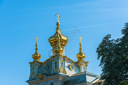 圣彼得堡位于德霍夫教堂的美丽金圆顶在蓝天的背景上彼得霍夫正统图片