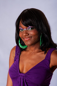 可爱的身着紫色和绿化妆品长直黑头发微笑孤立无援的非裔美籍年轻女的肖像真诚图片
