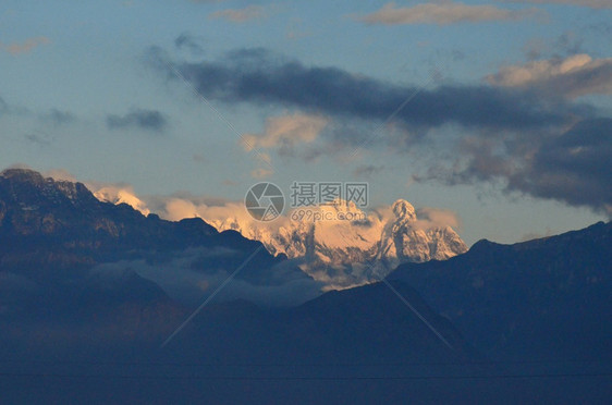 日照金山的美景图片