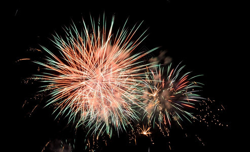 天空在夜中爆炸的多彩烟花快乐周年纪念日图片