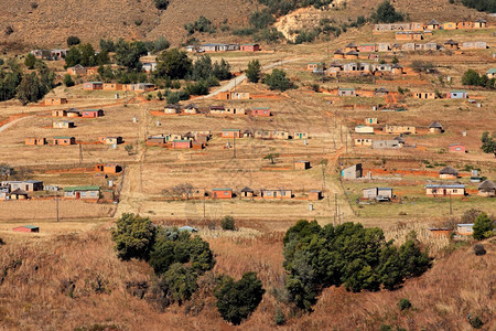 山麓沉降房屋南非KwaZuluNatalDrakensberg山丘脚下农村定居点图片