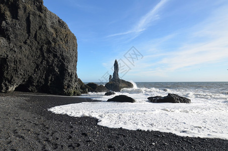 黑沙滩冰岛南部维克雷尼斯法哈拉海滩岸边的洋波浪岩层图片