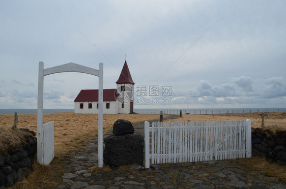 场地建筑学Hellnar冰岛沿海教堂和庭院风景摄影图片