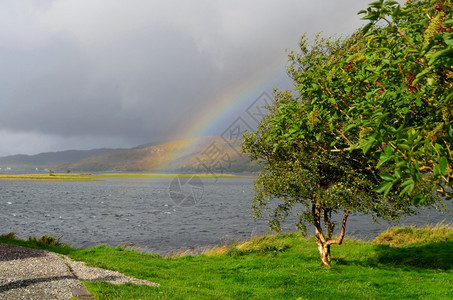 艾琳多南景观自然以惊人的彩虹环绕着洛迦勒什凯尔图片