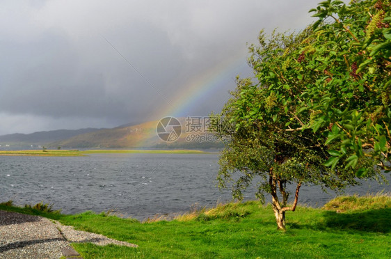 艾琳多南景观自然以惊人的彩虹环绕着洛迦勒什凯尔图片