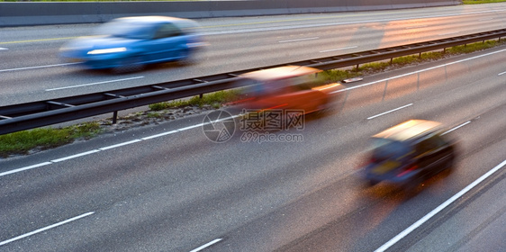 床单一辆多道高速公路三辆汽车在夜光下行驶车况模糊沟驾驶图片