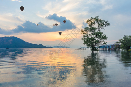 云天空泰国普吉PhangNgaBay热气球和日出红树橙图片