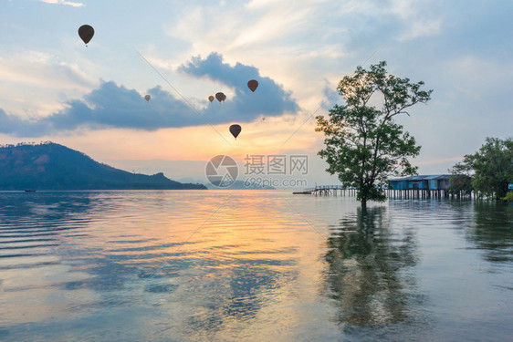 云天空泰国普吉PhangNgaBay热气球和日出红树橙图片