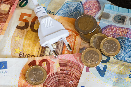 商业电缆预算欧元硬币纸和电塞作为费概念图片