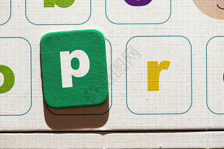 字母关于纸板彩色字符P和R的公关概念函于白皮书背景上市商业图片