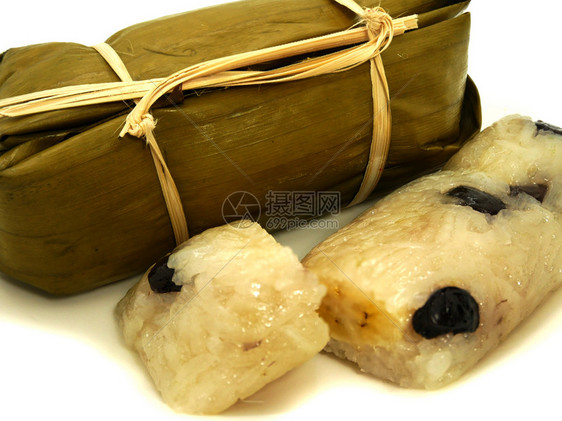 亚洲小吃以白色背景隔离的香蕉和粘黏赖斯传统的图片