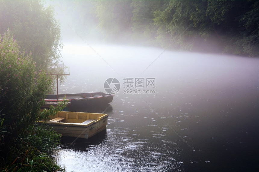 树河上渔船停靠在岸边的雾中在河上有边图片