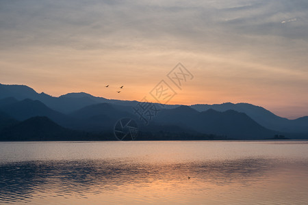 日落湖边远处的群山图片