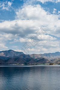 旅游多云的风景优美湖中山云和蓝天空景观图片