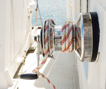 奢华划船航海的绞盘上白色和红的绳子在船上用手动曲柄图片