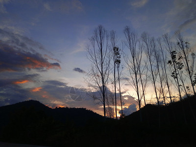 场景泰国日落出天空与山和树旅行图片