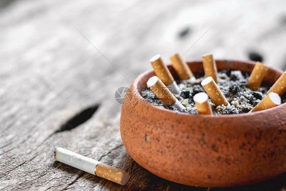 锅里的烟头放在一个老木地板上即世界无烟草日概念筛选屁股图片