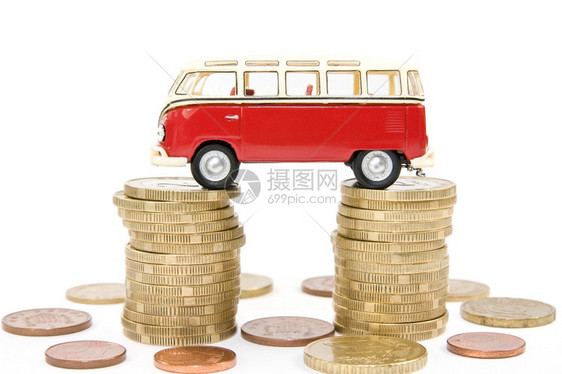 金融红色的玩具车载着一堆积的硬币图片