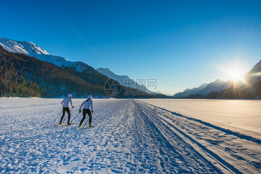 冬天森林里滑雪的年轻人图片