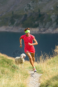 浓度女孩运动员跑在一条山路上绵羊就在附近心一种图片