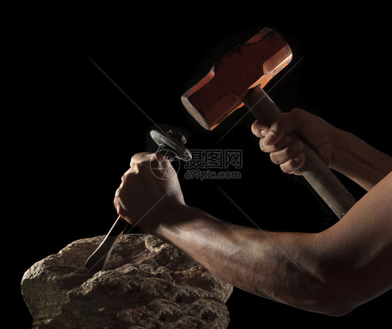 抽象的男手锤和坚硬岩石的抽象铁锤和岩块被隔离在黑地上作为争取成功斗的黑纸锤和地上的硬石头男人图片