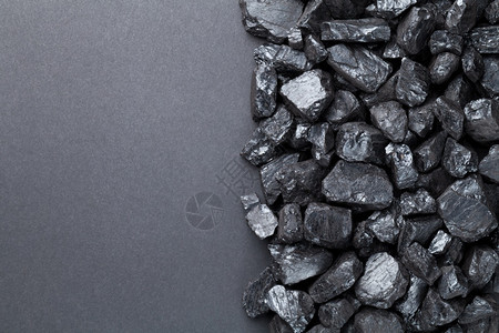 黑色背景上天然煤炭堆黑背景上天然煤炭堆复制空间房污染燃料图片