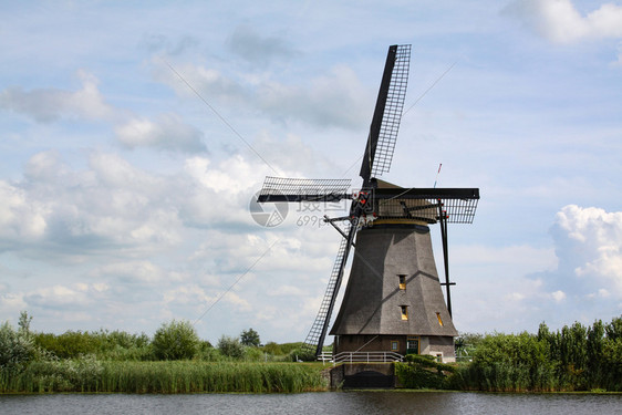 鹿特丹附近的Kinderdijk磨坊是水道上的古董风泵车厚的旅游图片