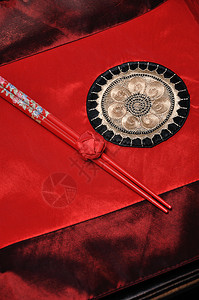 厨房一对红筷子绑在块色桌布上餐厅背景图片