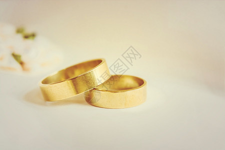 两枚金色结婚戒指图片