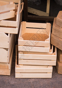 仓库包裹在市场销售的木制空箱为了图片