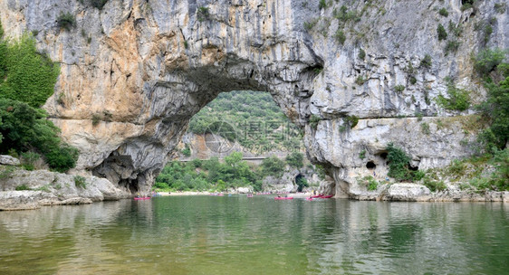 景观旅游在法国阿尔德奇河峡谷悬崖的拱门下有独木舟皮艇图片