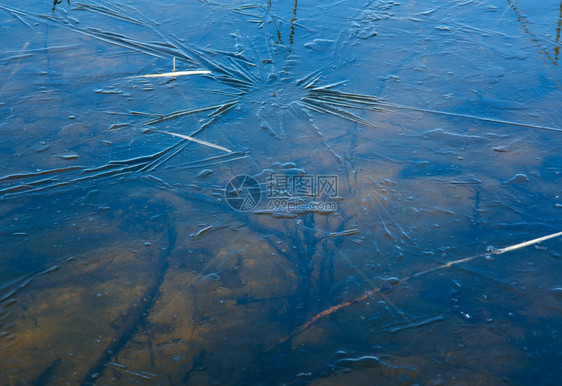 户外溪流自然俄罗斯的风景阿尔汉格斯克州在湖上喷发春天洪水面有冰图片