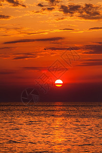 光线在水面反射的日落阳光照耀在水面上时海的红日落与面地平线美丽的图片