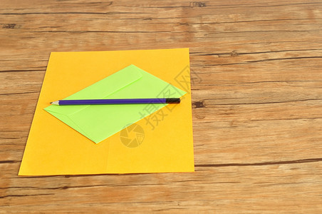 一致橙色纸和绿信封还有笔沟通写作图片