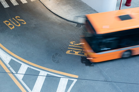 橙在城市街道上用模糊的公交车运动现代的通图片