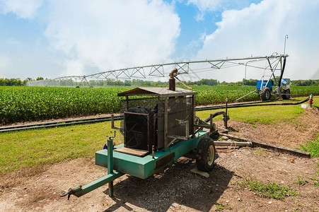 农场用柴油机大豆田利用中央支流喷洒系统进行作物灌溉的水泵包括柴油机水泵发动农业图片