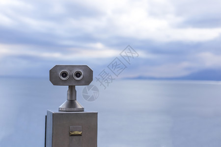 在安塔利亚海岸地貌的双目望远镜旅行假期观众图片