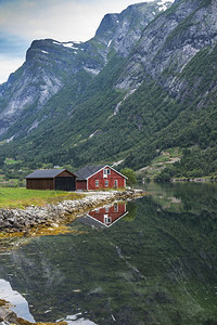 旅行云典型的北峡湾红木屋和水中的反射高图片