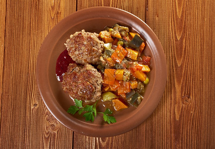 烤肉丸牛和盘子里的蔬菜黄瓜晚餐番茄图片