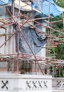 亚洲正在建造中的新泰国教堂配有金属脚架在下面图片