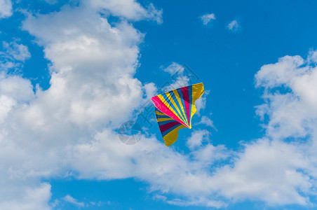 天空中飞翔的风筝图片
