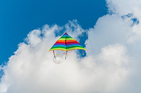 天空中飞翔的风筝图片