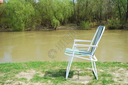 竿什罗普郡在下面蓝天的河渔捞地没有人坐在椅子上图片
