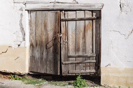 庭院入口在俄罗斯小镇上旧的肮脏没有油漆的木棚门锁图片