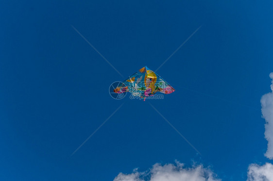 蓝天下的风筝图片