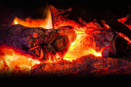 燃烧火焰夜晚壁炉特写镜头中的火图片