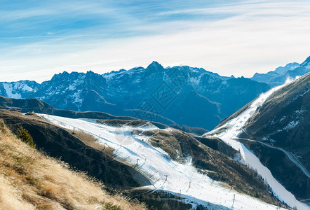 冬天铺满人造雪的雪山图片