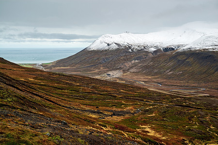 北颜色水冰岛东部BorgarfjordurEystri山脉和海洋风景多云的白日山和冰岛BorgarfjordurEystri海景图片