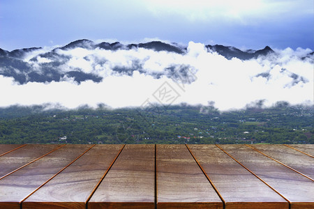 空木制桌间平台和产品显示蒙戴的山地和天空背景产品布置的木板表格空户外自然图片