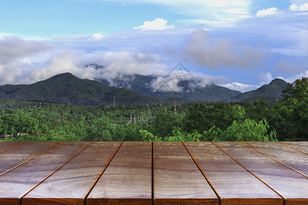 剪辑地板空木制桌间平台和产品显示蒙戴的山地和天空背景产品布置的木板表格景观图片